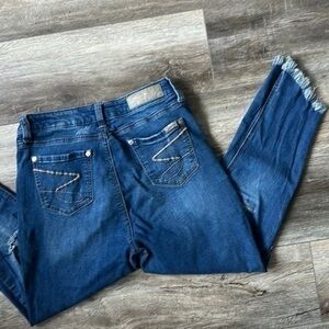 Seven7 jeans size 10 cropped tattered baddie style